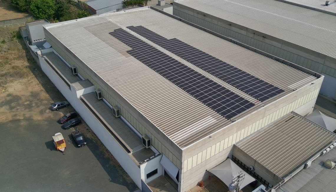 Limpeza de placas fotovoltaicas traz economia para o bolso do consumidor - Fitec Tec News