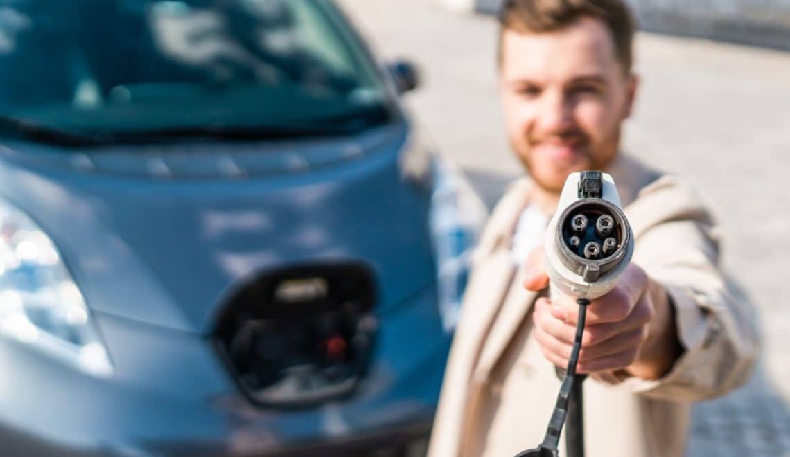 Mais eletropostos são a chave para vencer o desafio de acompanhar o crescimento dos carros elétricos no Brasil - Fitec Tec News