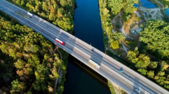 Logística Verde no Brasil: Eficiência Energética, Emissões e o Papel do Planejamento no Transporte de Cargas